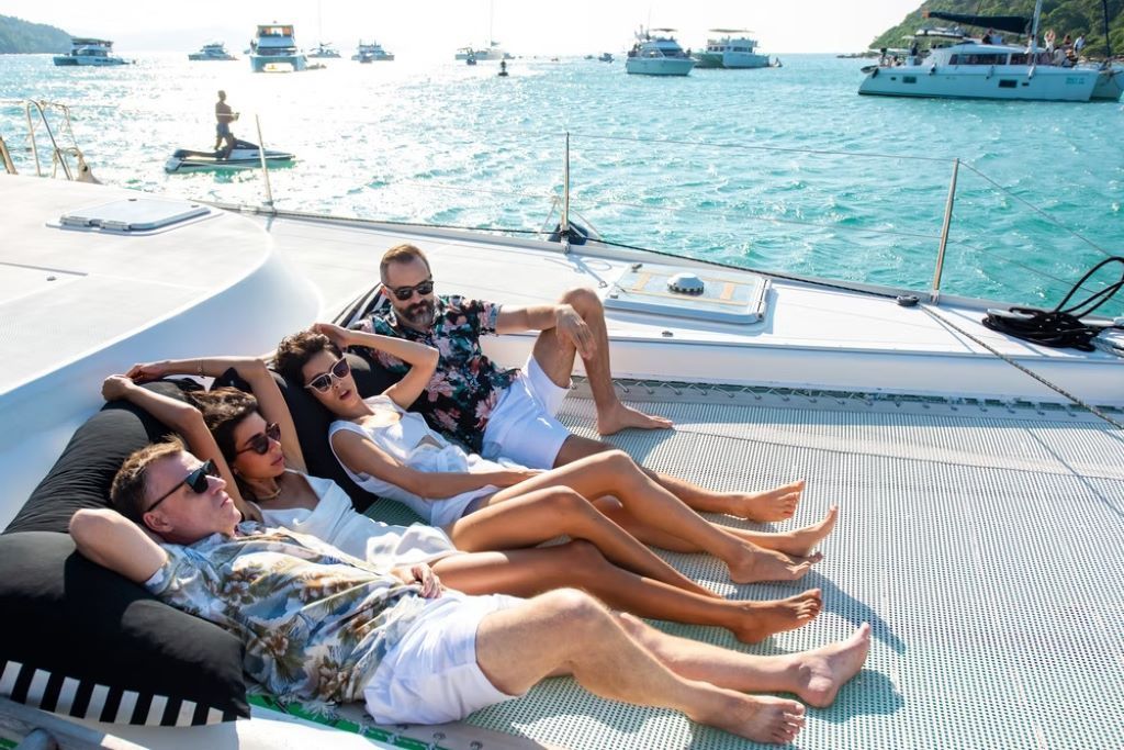 What is the dress code for yachts?