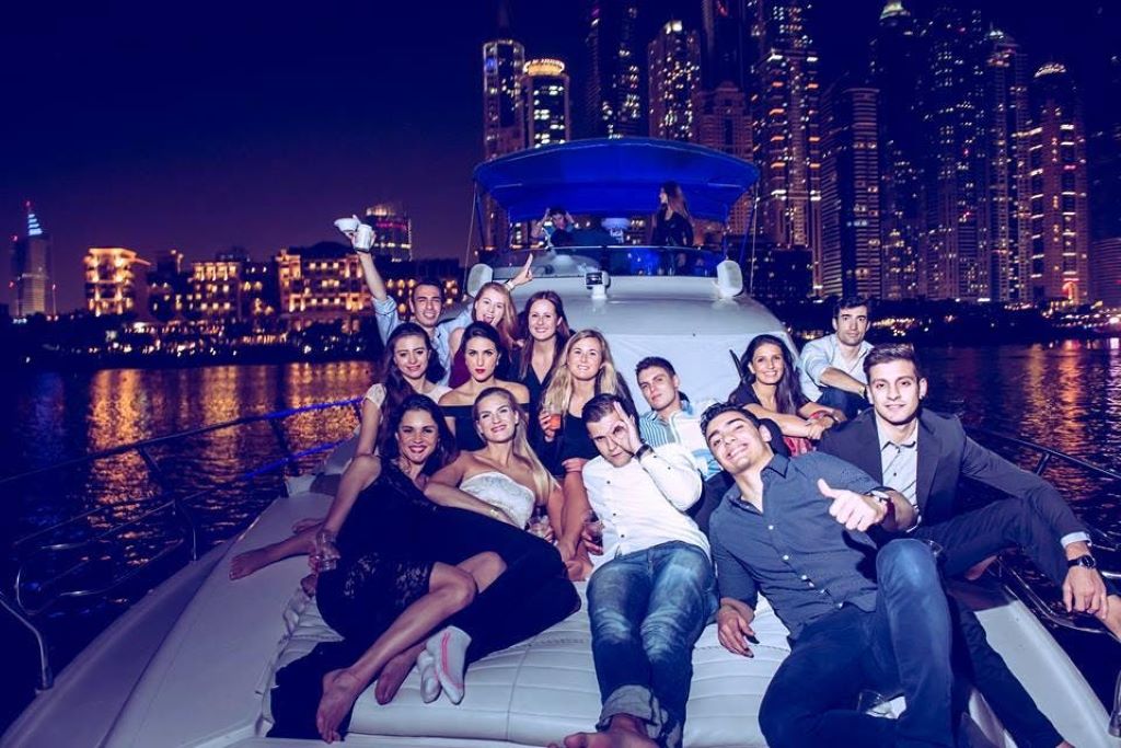 What is the dress code for yacht party?
